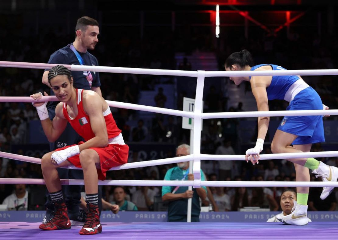 Imane Khelif del equipo de Argelia mira como Angela Carini del equipo de Italia abandona el ring después de retirarse de la ronda preliminar femenina de 66 kg en la primera ronda del sexto día de los Juegos Olímpicos de París 2024 en el North Paris Arena el 1 de agosto. , 2024 en París, Francia.