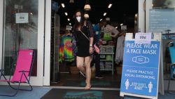 CNNE 853843 - mujeres en la florida protestan contra las mascarillas