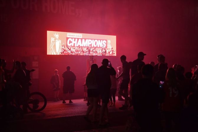 Los fanáticos celebraron afuera del estadio del equipo.