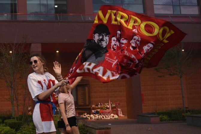 Las calles de la ciudad de Liverpool se llenaron de banderas del equipo.