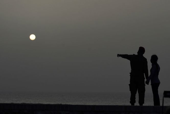 Entre las medidas de protección están mantenerse hidratado y permanecer en casa en la medida que sea posible; evitar las actividades al aire libre por espacio prolongado y utilizar una mascarilla al salir a lugares públicos.