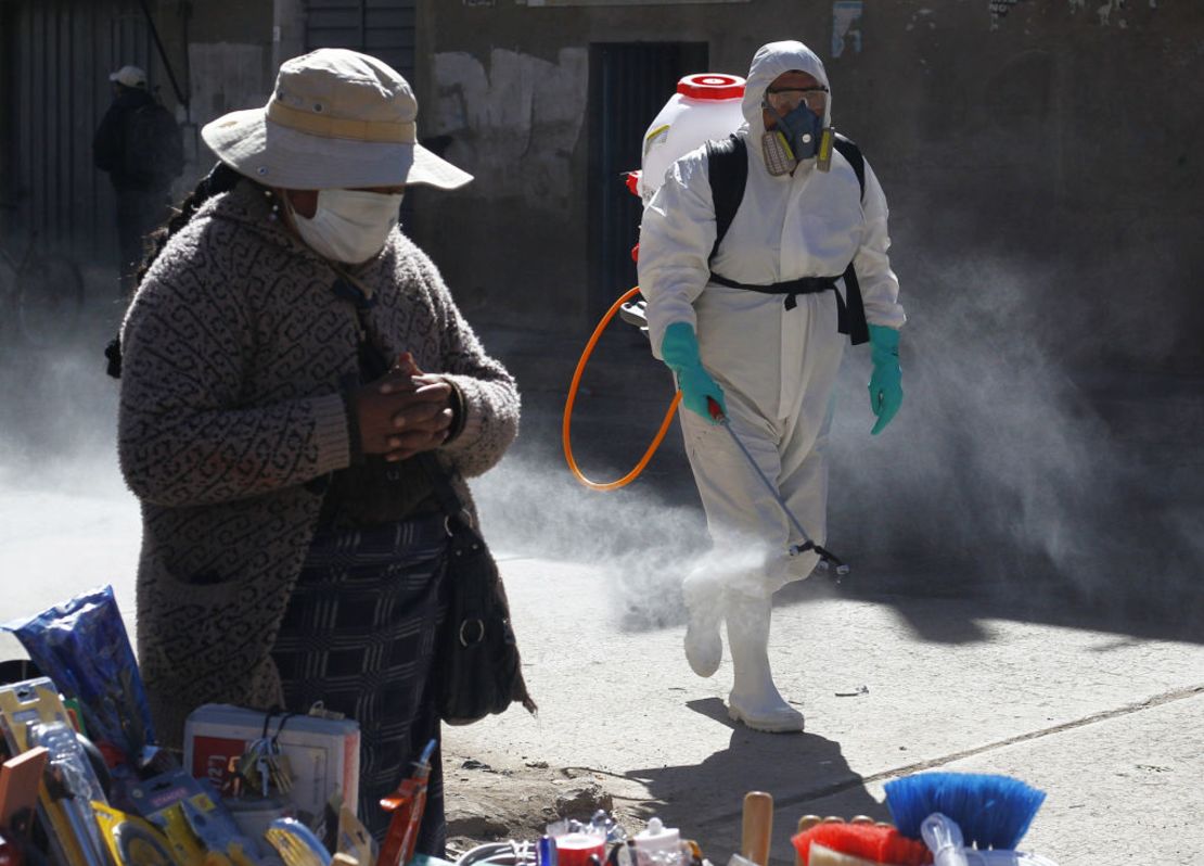 Un trabajador municipal desinfecta una calle en Lima, Perú.