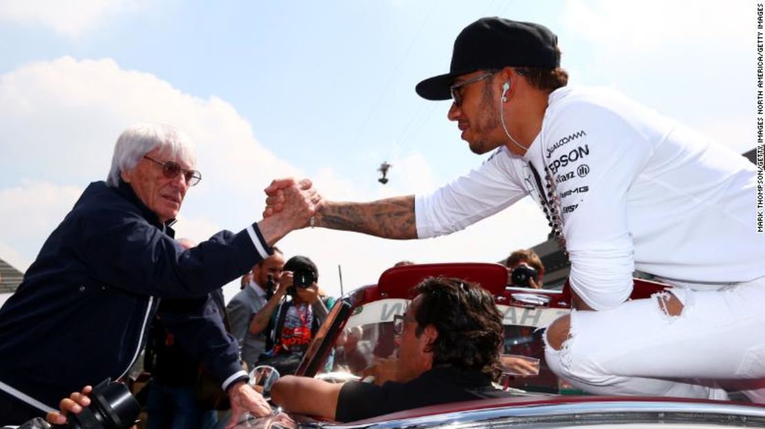 Bernie Ecclestone y Lewis Hamilton se dan la mano antes del Gran Premio de México en 2015.