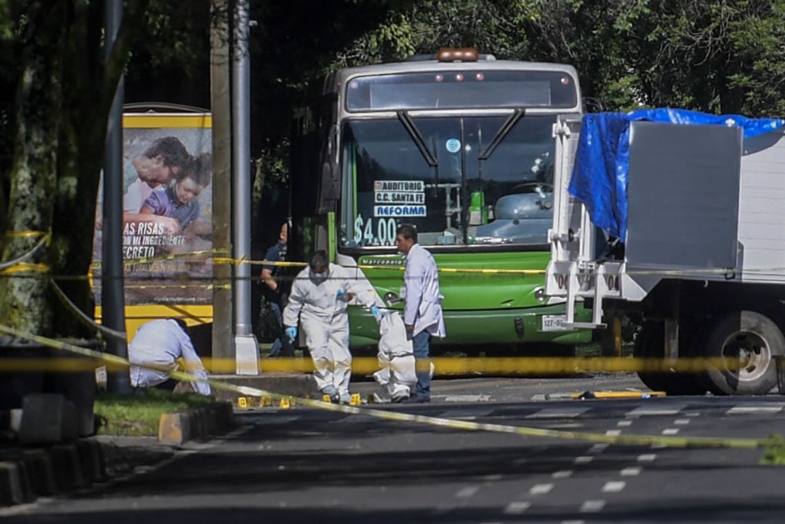 Expertos trabajan en la escena del crimen después del atentado al secretario de Seguridad Omar García. Al menos tres personas murieron, hay 12 detenidos.