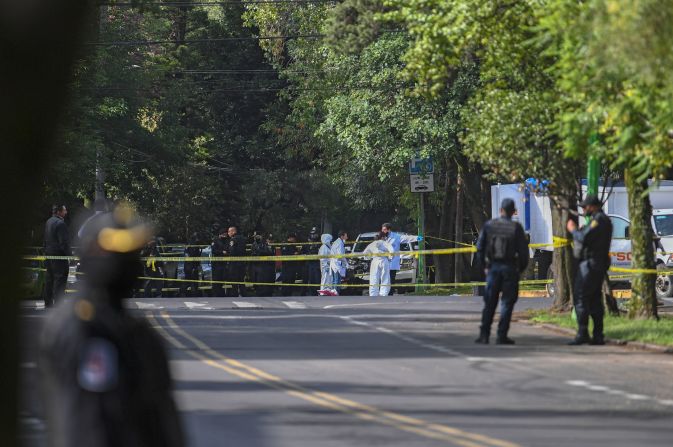 Un chaleco antibalas se ve en la calle en el lugar del atentado a García.