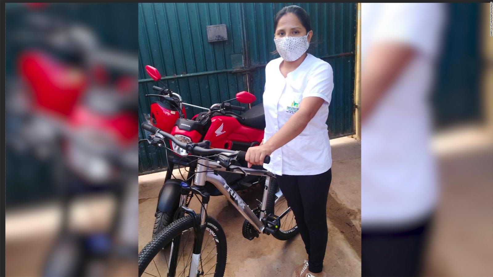 La historia de la foto viral de una enfermera boliviana pedaleando bajo la  lluvia tras atender a pacientes con covid-19