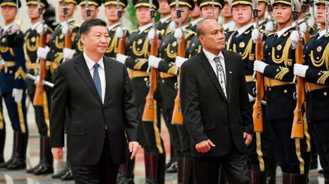 El presidente de Kiribati, Taneti Maamau, asiste a una ceremonia de bienvenida en el Gran Salón del Pueblo en Beijing junto al presidente de China, Xi Jinping, en enero.