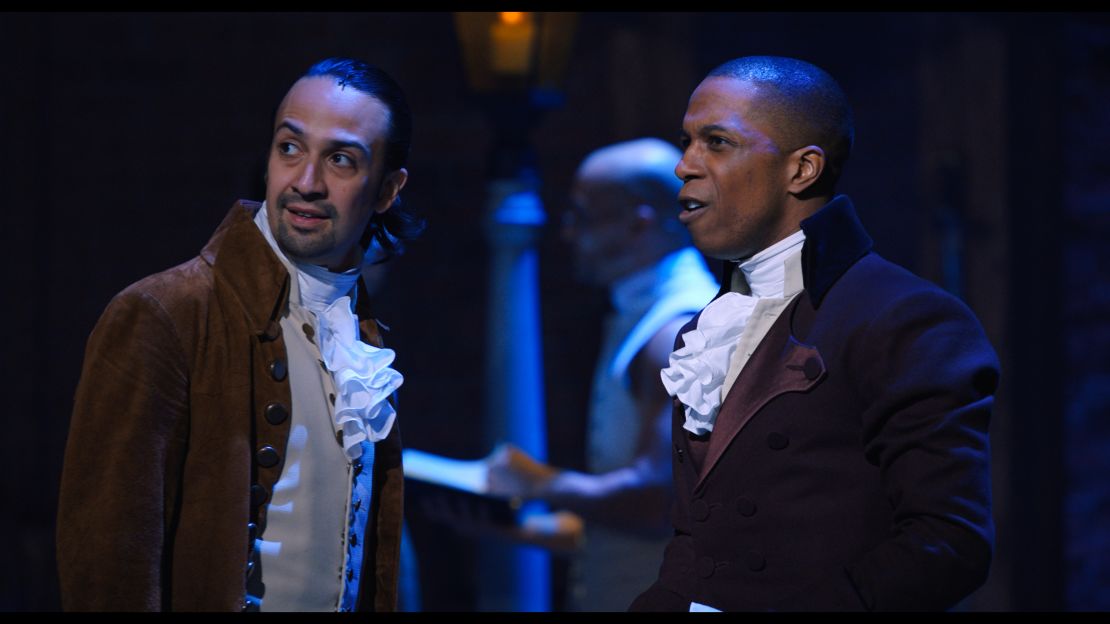 El duelo Burr-Hamilton fue un duelo disputado en Nueva Jersey, entre el Vicepresidente Aaron Burr (Leslie Odom Jr.) y Alexander Hamilton (Lin-Manuel Miranda), el ex secretario del Tesoro.