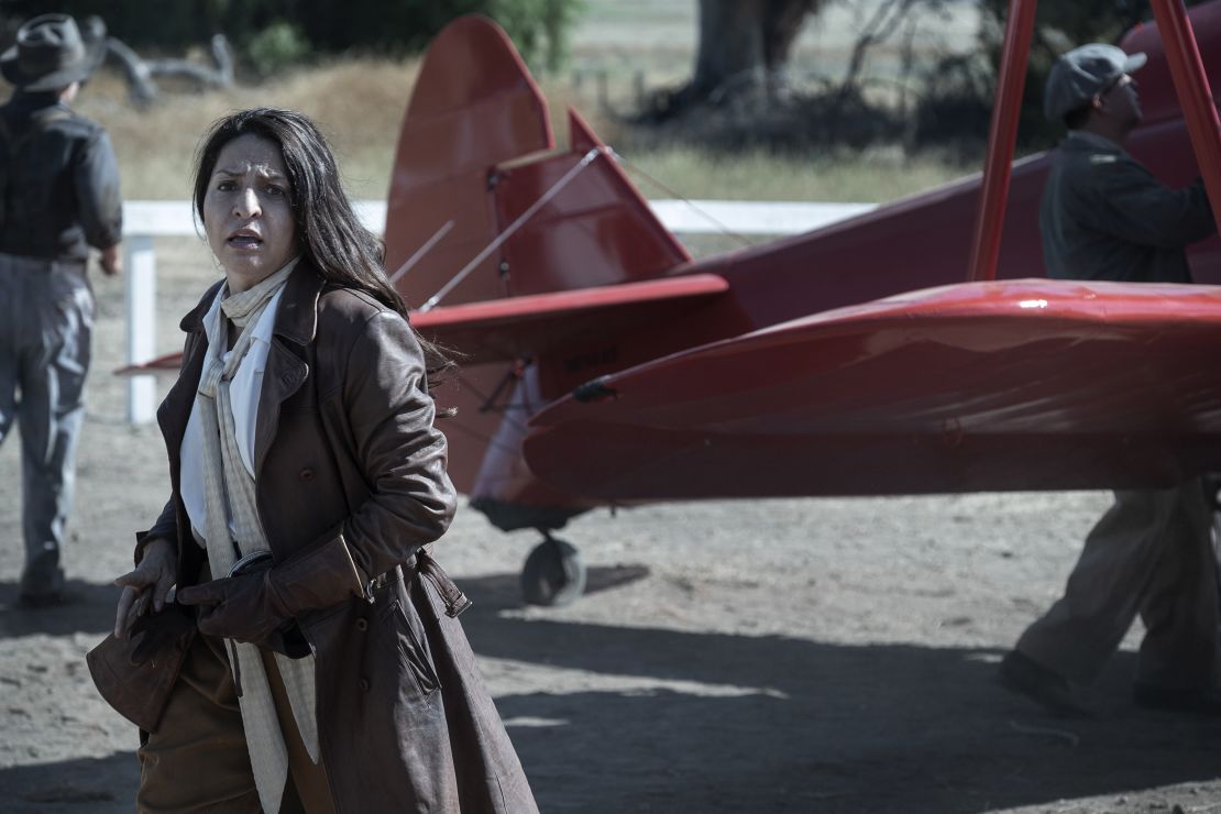 Como piloto y dueña de un bar clandestino, Lupe es una demonio de los cielos de California y la tercera campeona mundial de velocidad de aire (Foto cortesía HBO).