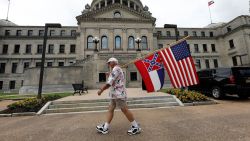 CNNE 855543 - mississippi aprueba retirar el simbolo confederado de su bandera