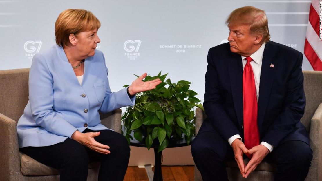 La canciller alemana, Angela Merkel, y el presidente Donald Trump durante un encuentro en Biarritz, Francia, el 26 de agosto de 2019 (Nicholas Kamm/ AFP/ Getty Images).