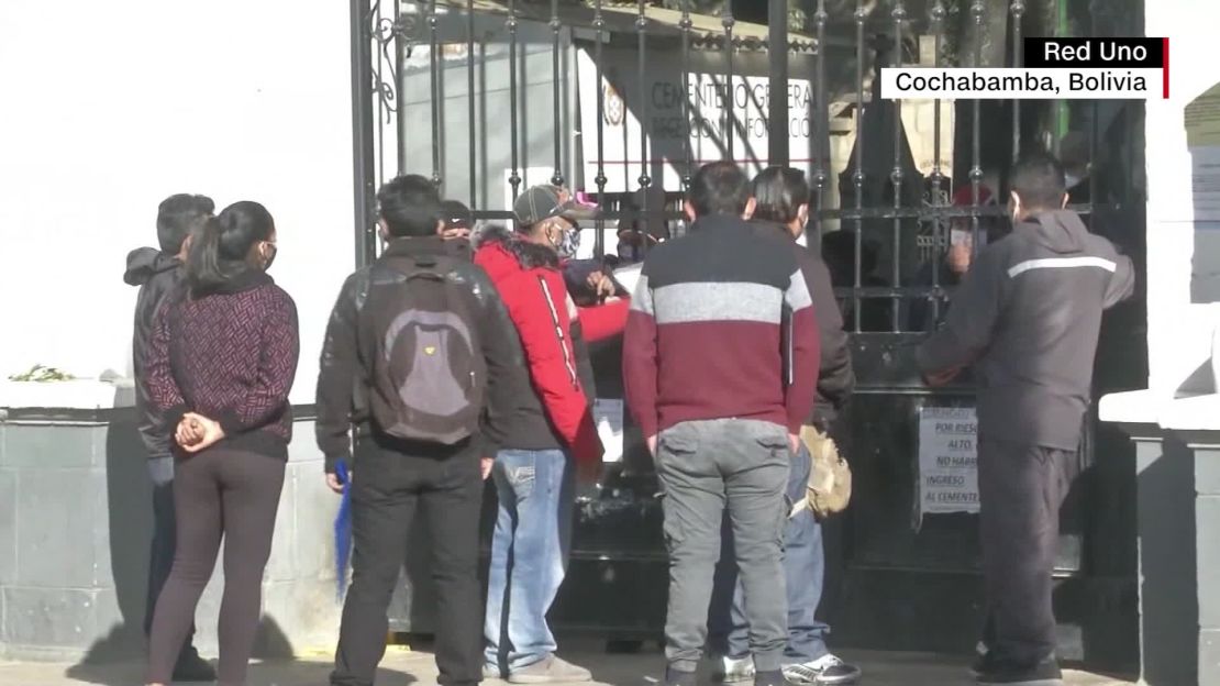 Familiares de fallecidos esperaron en la puerta del cementerio de Cochabamba por paro de trabajadores.