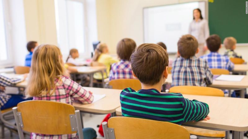 Los beneficios académicos, mentales y físicos de ir a la escuela en persona superan los riesgos de contraer el covid-19, dice la academia de pediatría