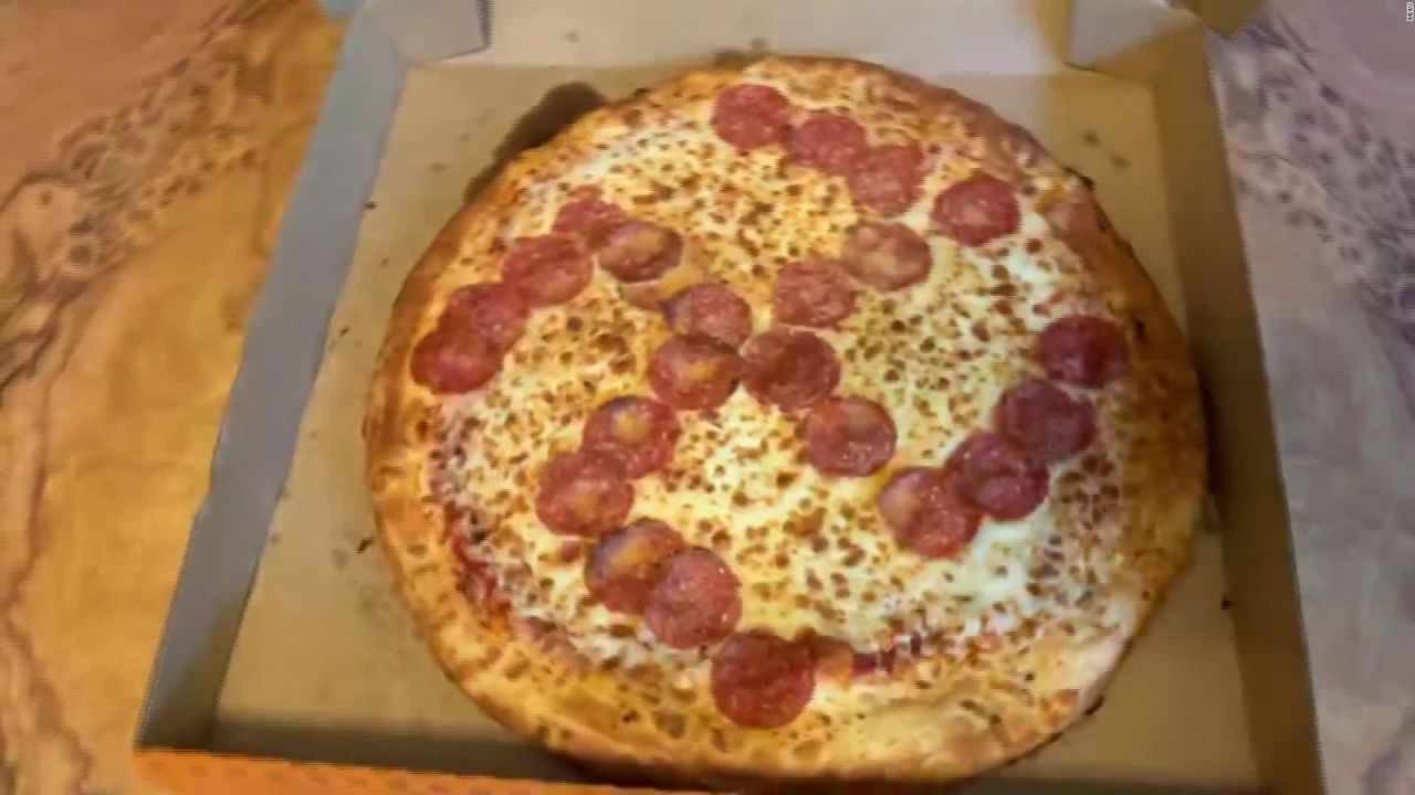 CNNE 856137 - pareja recibe pizza con pepperoni en forma de esvastica