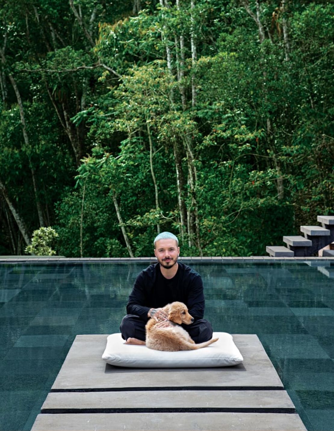 J Balvin en su casa en Medellín.