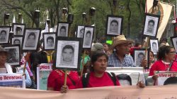 43 estudiantes de la Escuela Normal Raúl Isidro Burgos de Ayotzinapa, en Iguala, Guerrero, desaparecieron entre el 26 y 27 de septiembre de 2014 cuando iban a una manifestación. Hasta ahora, los restos de tres estudiantes han sido identificados.