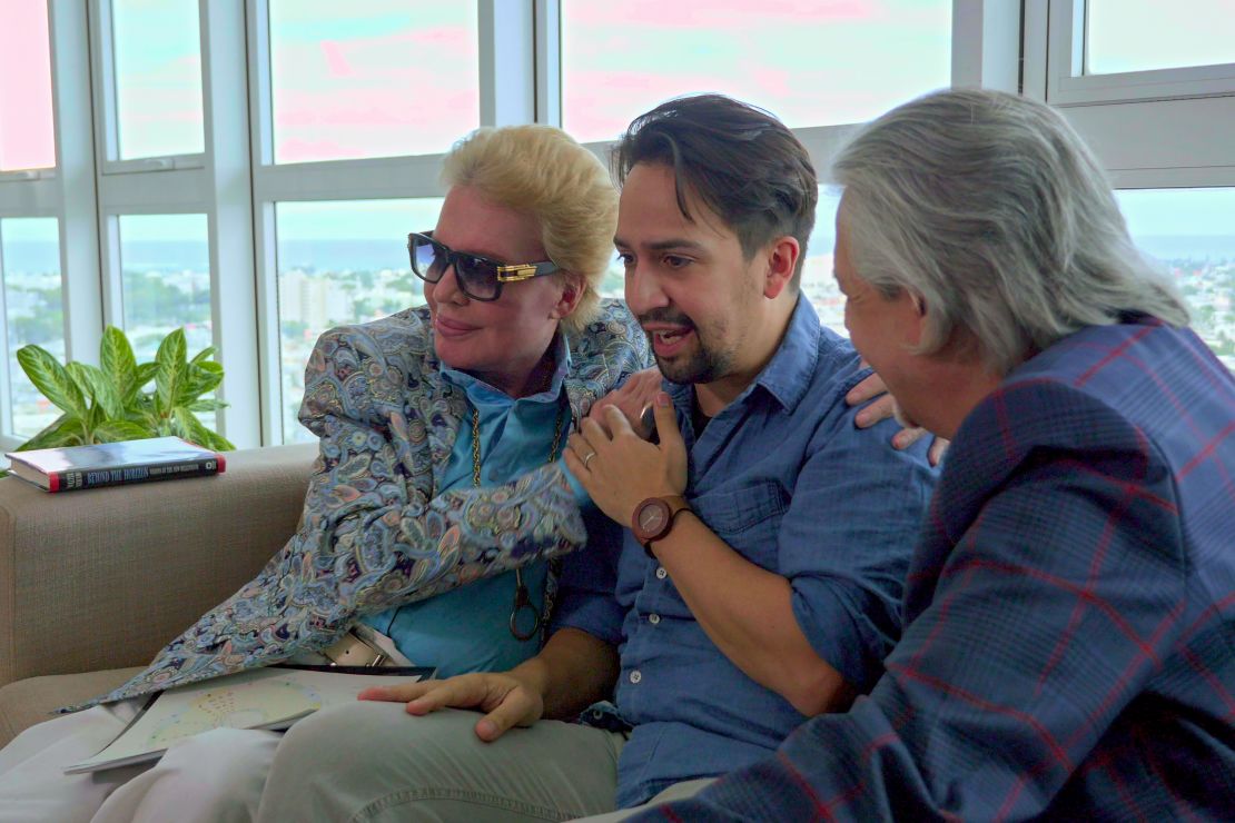 LIn-Manuel Miranda expresó su admiración a Walter Mercado diciéndole que se sentaba con su abuelita a ver los horóscopos, ya que ella era sagitario y él capricornio.