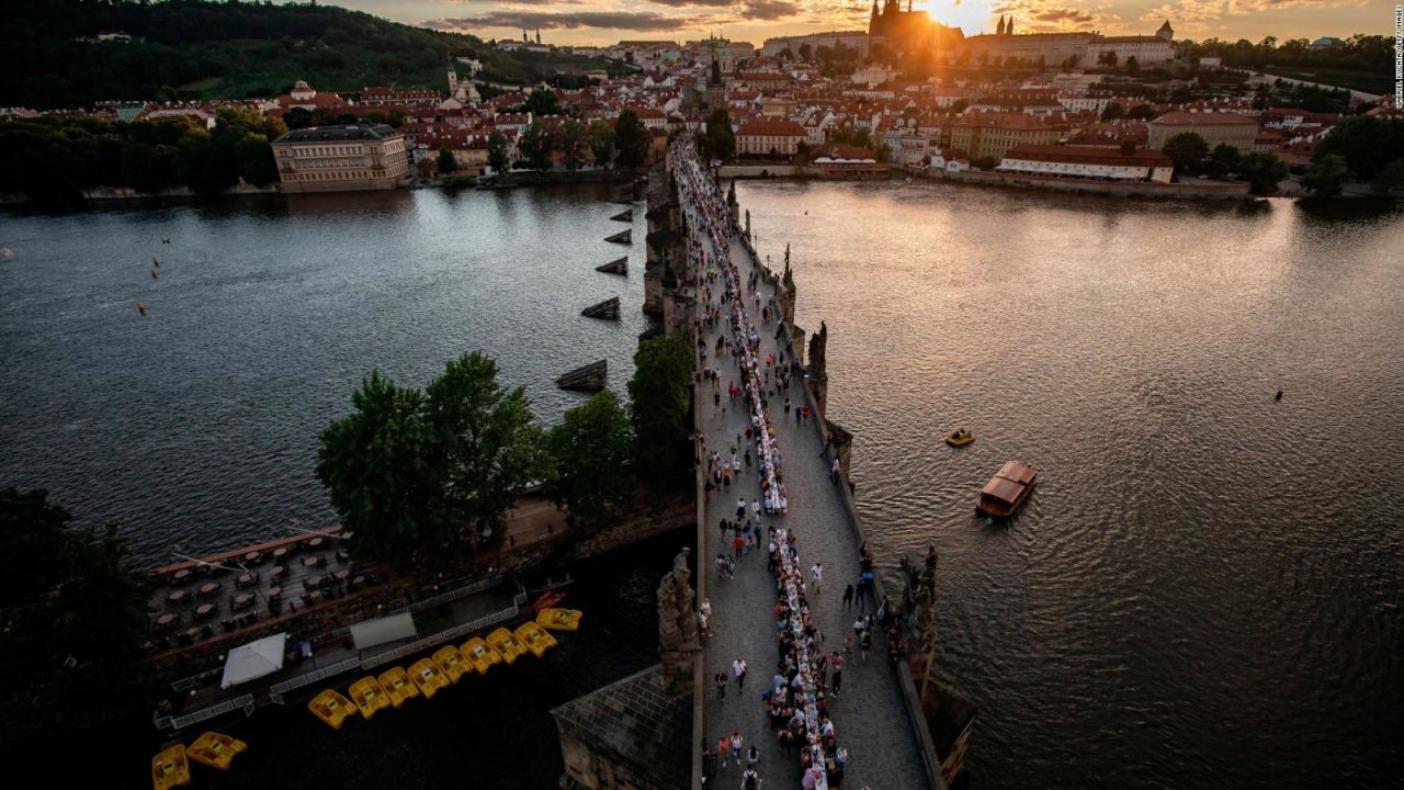 CNNE 856713 - praga celebra merma del coronavirus
