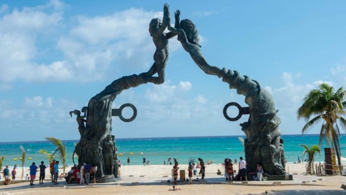 El monumento a la humanidad, una estatua de bronce titulada Portal Maya en la plaza de Playa del Carmen, cerca de Cancún, en el estado de Quintana Roo, México, es una atracción turística popular.