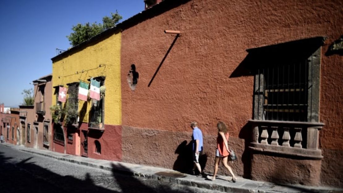 Una colorida calle en San Miguel de Allende, estado de Guanajuato, México, atrae a turistas de todas partes.