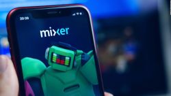 CNNE 856797 - microsoft cierra mixer y apuesta por facebook gaming