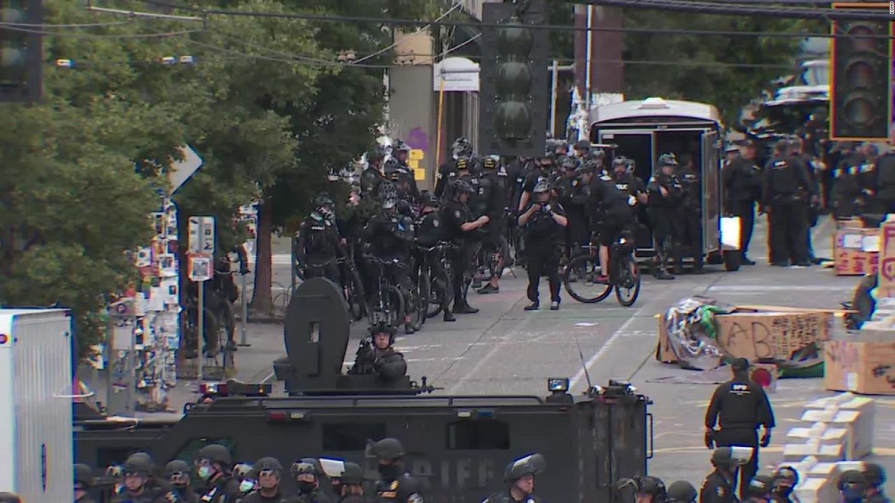 CNNE 856923 - policia de seattle retira a manifestantes