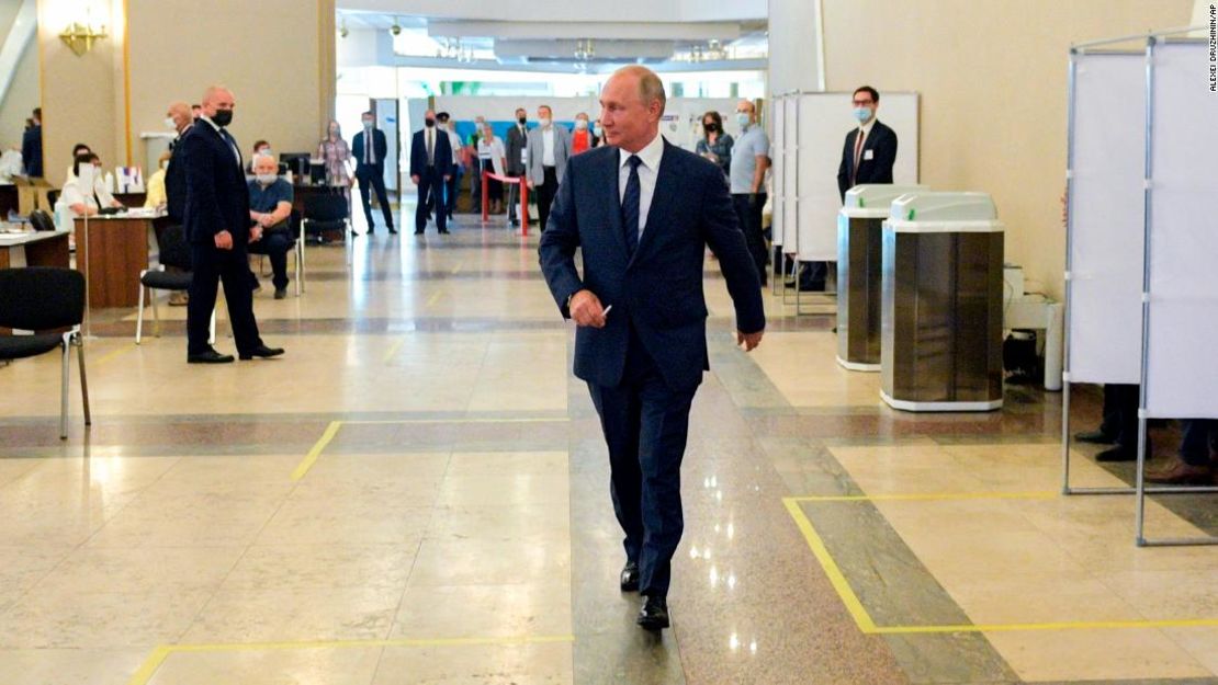 El presidente ruso, Vladimir Putin, vota en una mesa electoral en Moscú el miércoles.