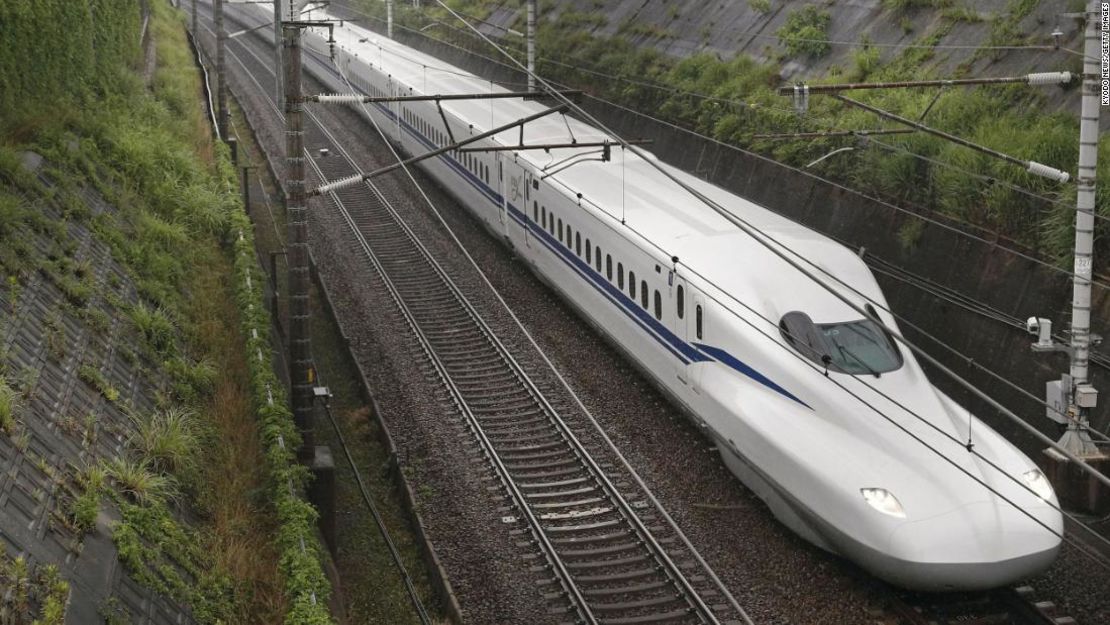 El nuevo tren bala Shinkansen N700S comenzó su servicio comercial el 1 de julio, uniendo Tokio con Osaka.