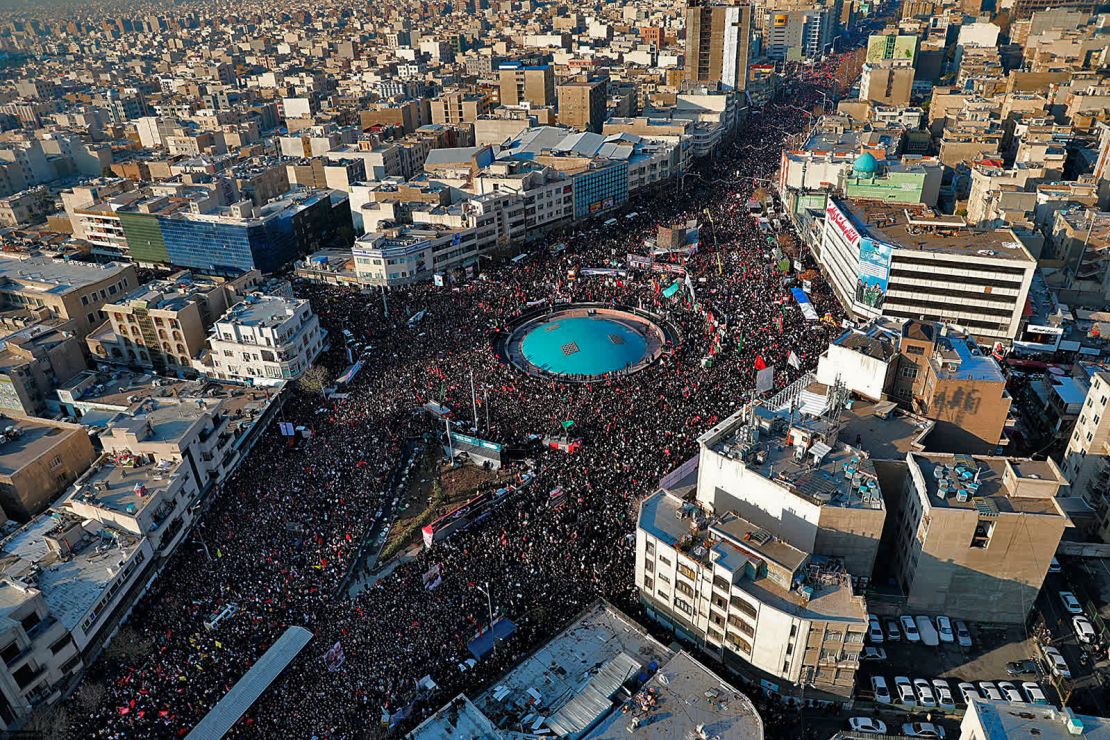 Multitudes se reúnen en Teherán, Irán, el 6 de enero para asistir a una ceremonia de funeral en honor a Soleimani. Dos días después, Irán tomó represalias y disparó misiles contra dos bases en Iraq que albergan a tropas estadounidenses. No hubo víctimas en el ataque, pero sí heridos. Trump dio señales de una disminución en las tensiones: "Irán parece estar retirándose, lo cual es algo bueno para todas las partes interesadas y algo muy bueno para el mundo".