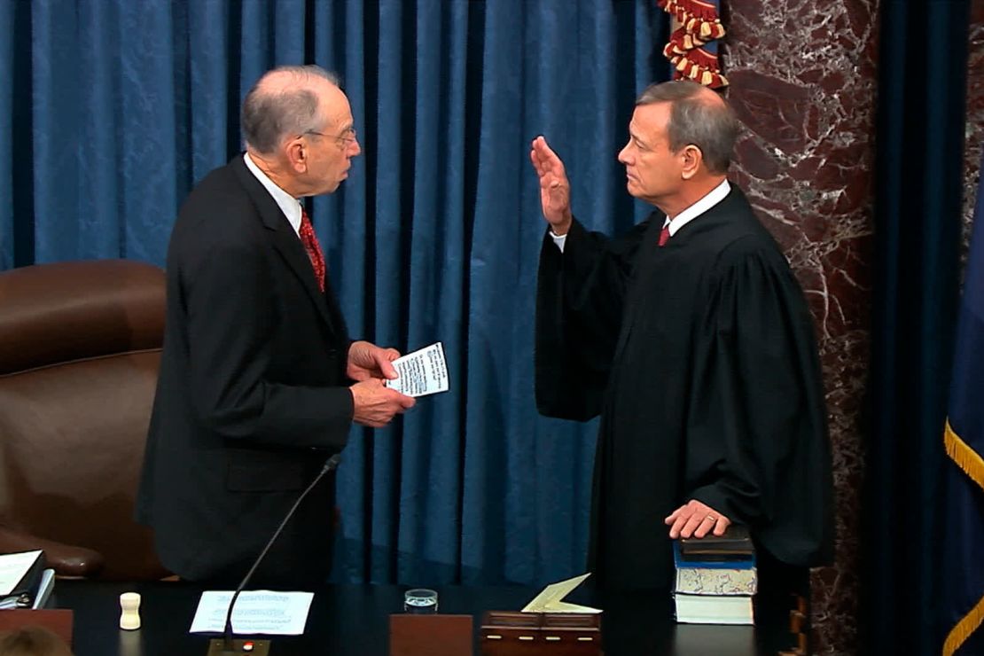 Chuck Grassley, presidente pro tempore del Senado, jura ante el presidente de la Corte Suprema de Justicia John Roberts para el juicio político.