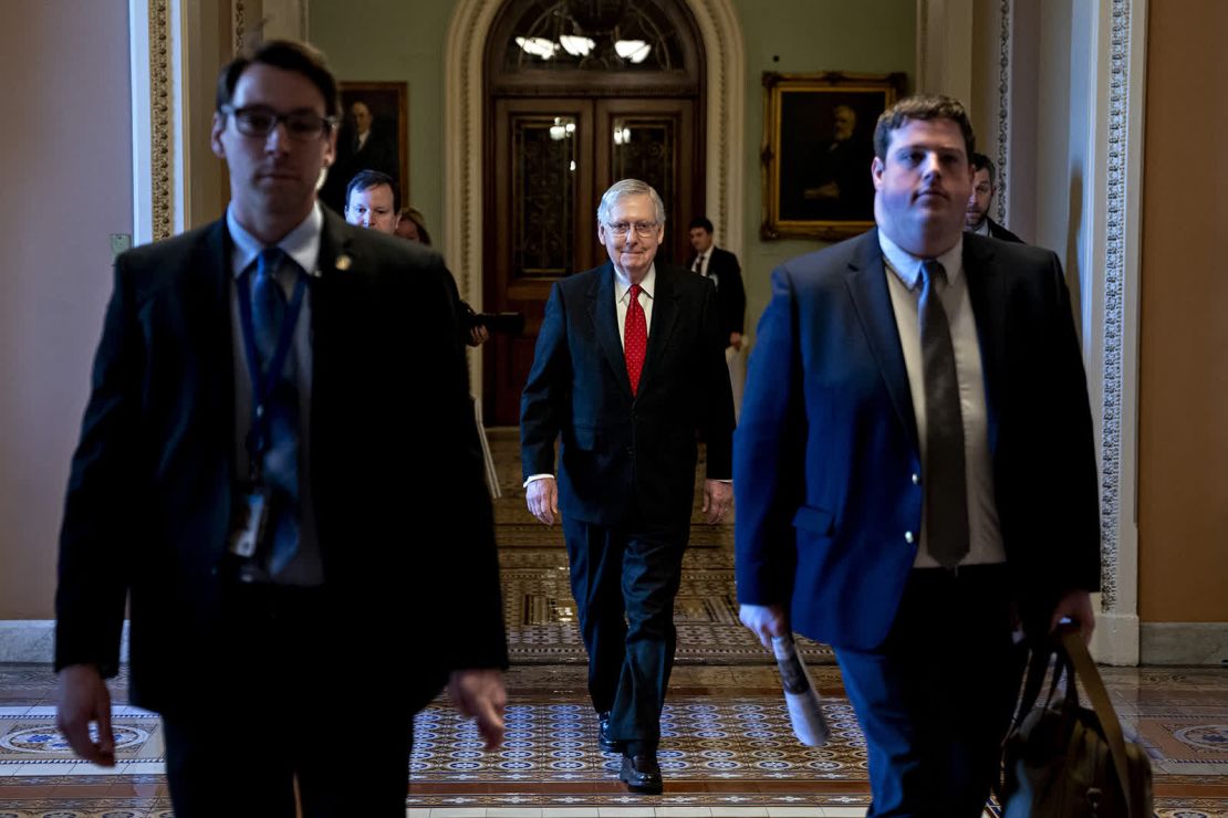 El líder de la mayoría del Senado, Mitch McConnell, llega al Capitolio de Estados Unidos el 21 de enero, día en que comenzó el juicio político contra Trump.