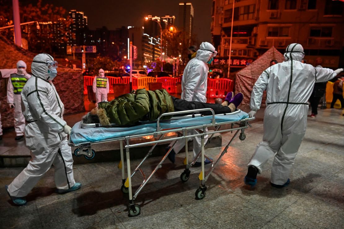 Personal médico lleva a un paciente al hospital de la Cruz Roja de Wuhan el 25 de enero.