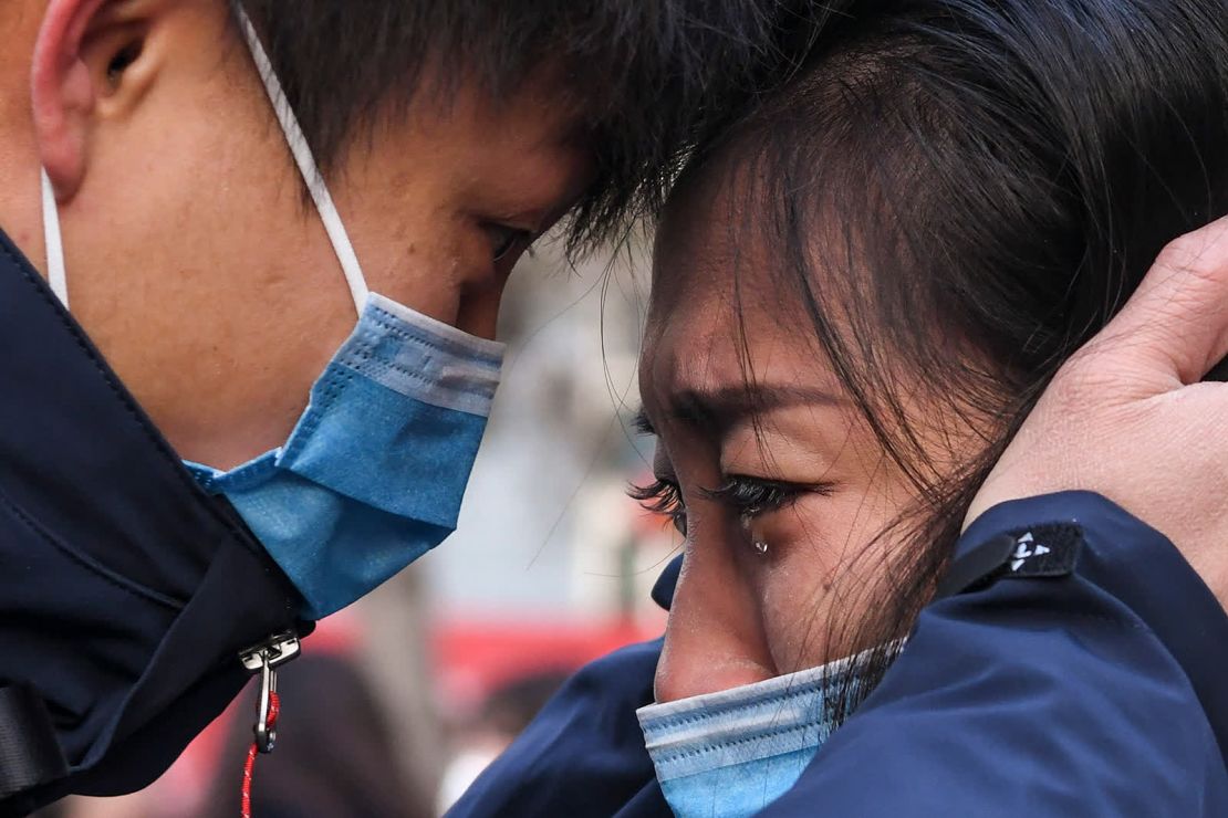 Lyu Jun, a la izquierda, miembro de un equipo médico que se dirige a Wuhan, se despide de un ser querido en Urumqi, China, el 28 de enero.