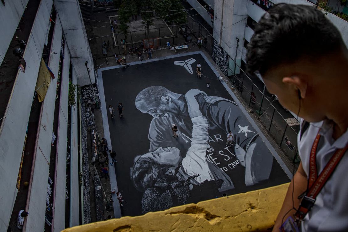 Un mural gigante de la leyenda de la NBA Kobe Bryant y su hija Gianna, de 13 años, se observa en una cancha de baloncesto en Taguig, Filipinas, el 28 de enero. Fue pintado dos días antes, solo unas horas después de que Kobe, Gianna y otras siete personas murieran en un accidente de helicóptero en California.