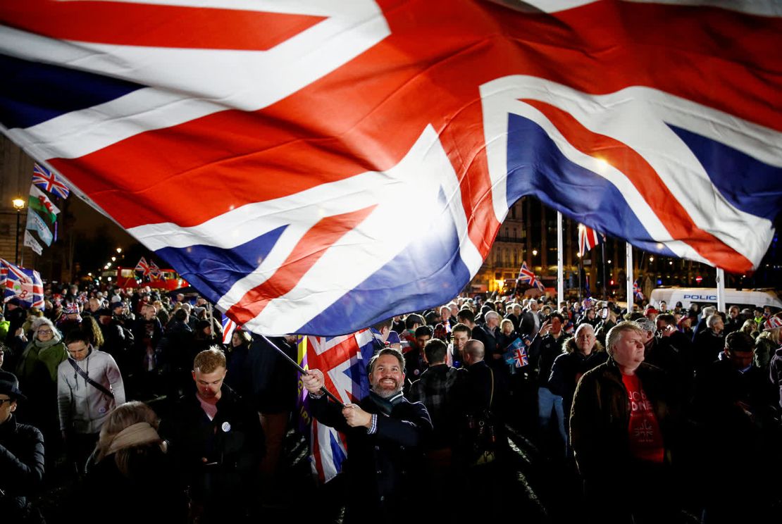 Un hombre en Londres ondea una bandera gigante el 31 de enero, después de que Gran Bretaña se convirtiera en el primer país en abandonar la Unión Europea. La partida histórica conocida como "Brexit" se produjo luego de más de tres años tumultuosos desde que el 51,89% de las personas de Inglaterra, Escocia, Gales, Irlanda del Norte y Gibraltar votaran para abandonar el bloque.