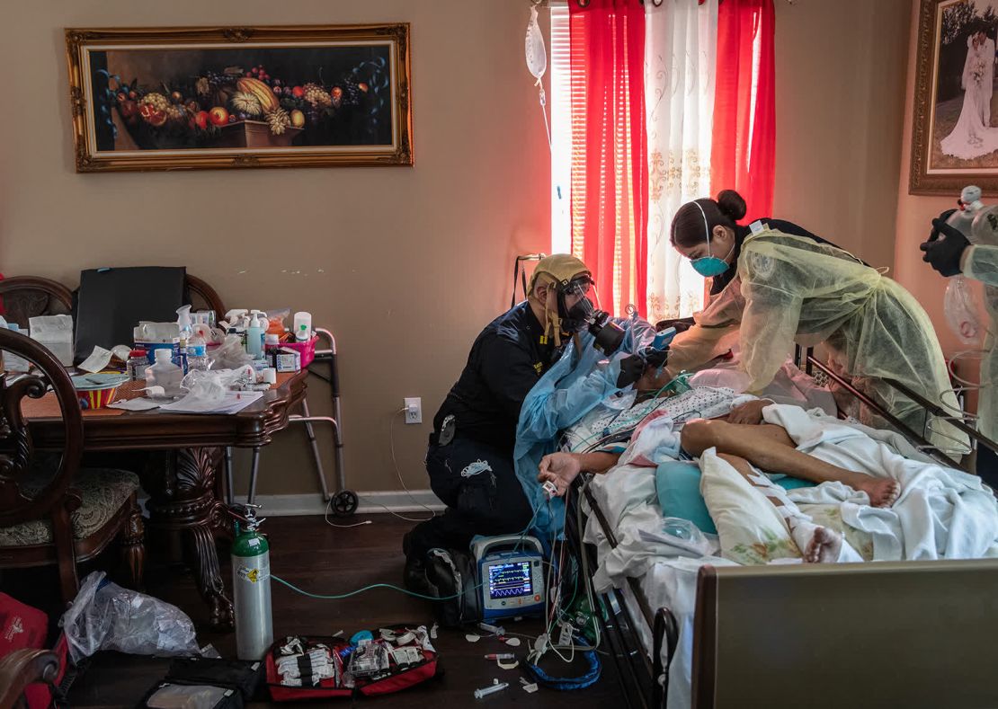 Trabajadores médicos de emergencia intuban a un paciente con coronavirus en una casa en Yonkers, Nueva York, el 6 de abril. El hombre de 92 años de edad fue conectado a un respirador en el hospital y murió dos semanas después, dijo su familia (John Moore/Getty Images).