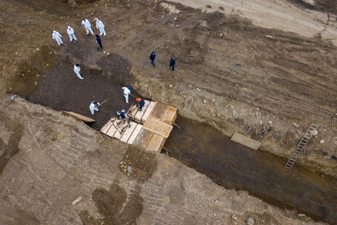 Entierro de cuerpos en la Isla Hart, un cementerio público de la ciudad de Nueva York, el 9 de abril. Nueva York se había convertido en el epicentro del brote de coronavirus de Estados Unidos (Lucas Jackson/Reuters).