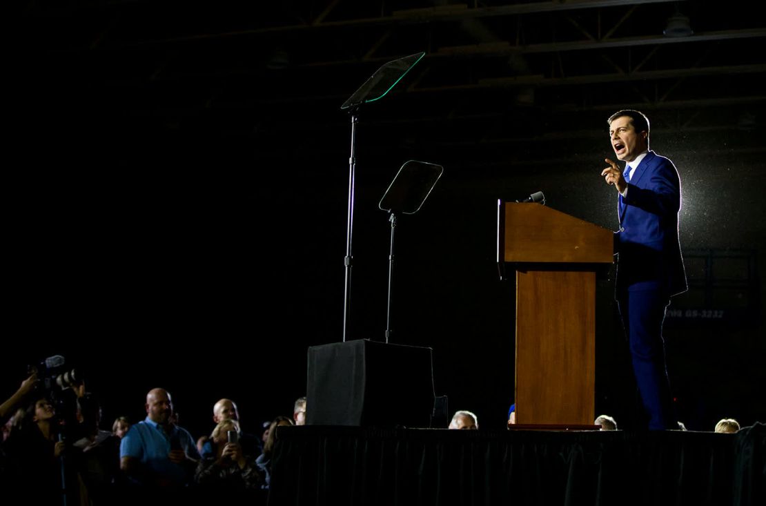 El aspirante a la candidatura demócrata Pete Buttigieg habla a sus partidarios en Des Moines, Iowa, el 3 de febrero, la noche de las asambleas partidarias de Iowa. Buttigieg ganó la mayor cantidad de delegados en las asambleas ––el comienzo de la temporada de primarias 2020–– pero los resultados se retrasaron durante días debido a errores del partido en este estado.