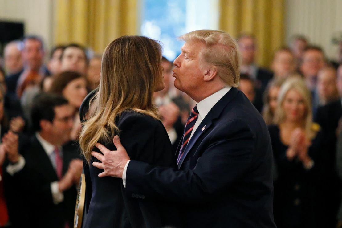 Donald Trump besa a su esposa, Melania, en la Sala Este de la Casa Blanca el 6 de febrero