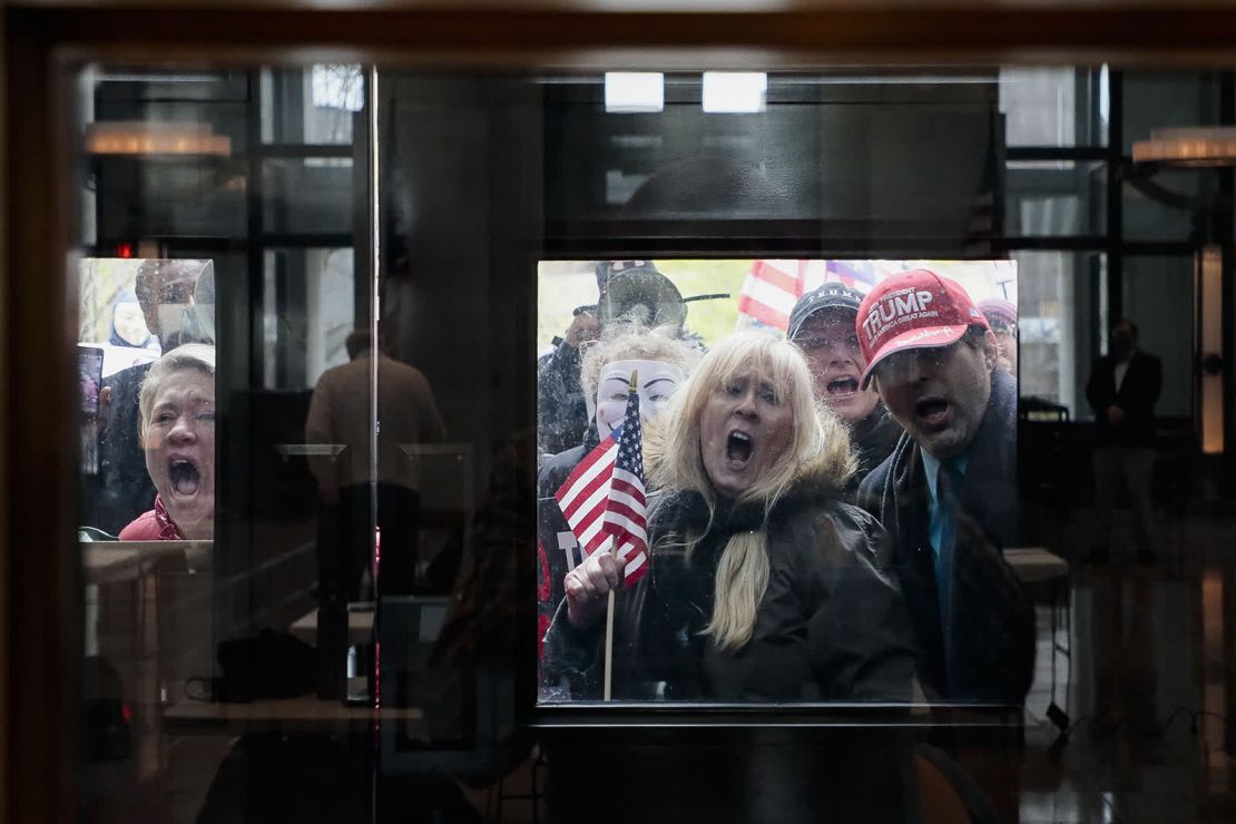 Manifestantes se paran fuera del Palacio de Gobierno en Columbus, Ohio, para expresar su oposición a las órdenes de confinamiento el 13 de abril. Alrededor de 100 manifestantes se reunieron fuera del edificio durante la actualización diaria del gobernador Mike DeWine sobre la respuesta del estado a la pandemia del coronavirus. En otros estados también hubo protestas, en momentos en que aumentaba la preocupación de la gente por las consecuencias económicas de la pandemia (Joshua A. Bickel/Columbus Dispatch/USA Today Network).