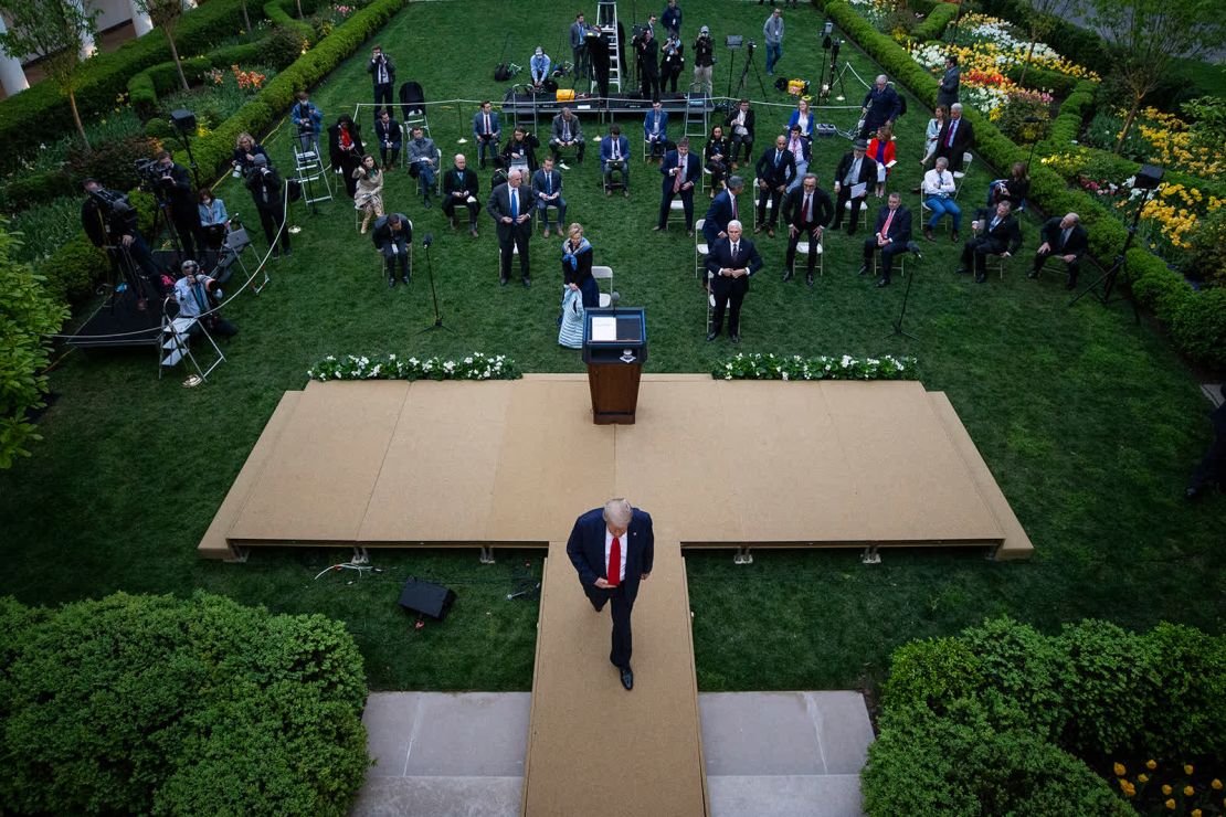 El presidente de Estados Unidos, Donald Trump, deja el Jardín de las Rosas de la Casa Blanca después de una sesión informativa sobre el coronavirus el 14 de abril. Durante la conferencia, Trump amenazó con irse después de que el corresponsal de Playboy y analista de la CNN Brian Karem intentara hacer una pregunta sobre el distanciamiento social. "Silencio. Silencio", dijo Trump. Cuando Karem continuó haciendo la pregunta, Trump intervino: "Si sigues hablando, me iré y podrás hablar con el resto de estas personas. Si sigues hablando, me voy a ir y podrás discutirlo con ellos. Sólo un bocazas". No era la primera vez que Trump arremetía contra un reportero durante una sesión informativa sobre el coronavirus. Ha descargado sus frustraciones en varias ocasiones (Alex Brandon/AP).