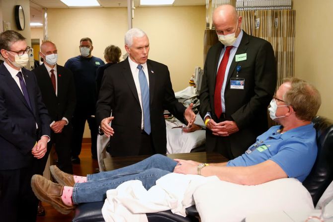 28 de abril -El vicepresidente de Estados Unidos, Mike Pence, visita a Dennis Nelson, un paciente que sobrevivió al coronavirus e iba a donar sangre, durante un recorrido por la Clínica Mayo en Rochester, Minnesota. Pence decidió no usar una máscara facial durante la visita a pesar de la política del hospital que ha estado en vigor desde el 13 de abril. Pence inicialmente le dijo a los periodistas que no usaba máscara porque a menudo se le hacía la prueba de coronavirus. Luego dijo que debería haber usado una.