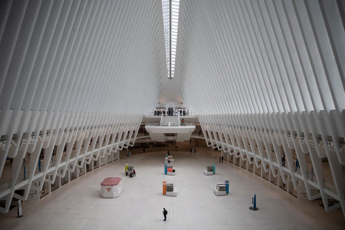 La estación de transporte de Oculus en Nueva York prácticamente vacía de pasajeros y turistas el 15 de marzo.