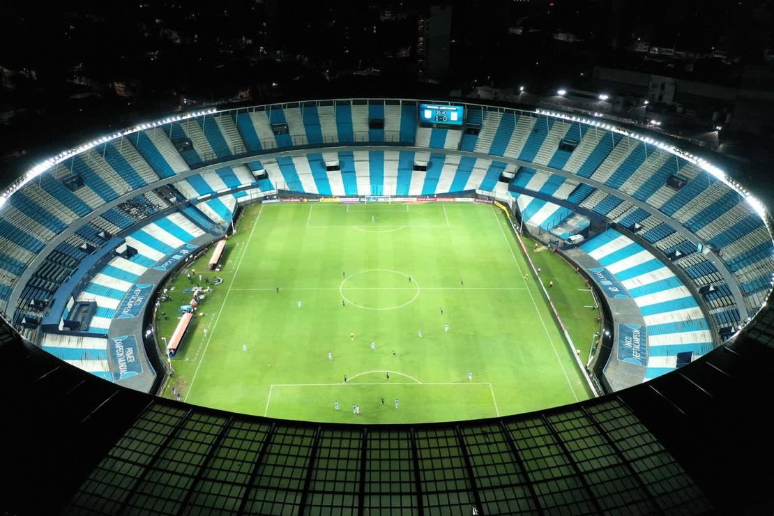 Alianza Lima y Racing Club juegan un partido de fútbol profesional en un estadio vacío en Buenos Aires el 12 de marzo