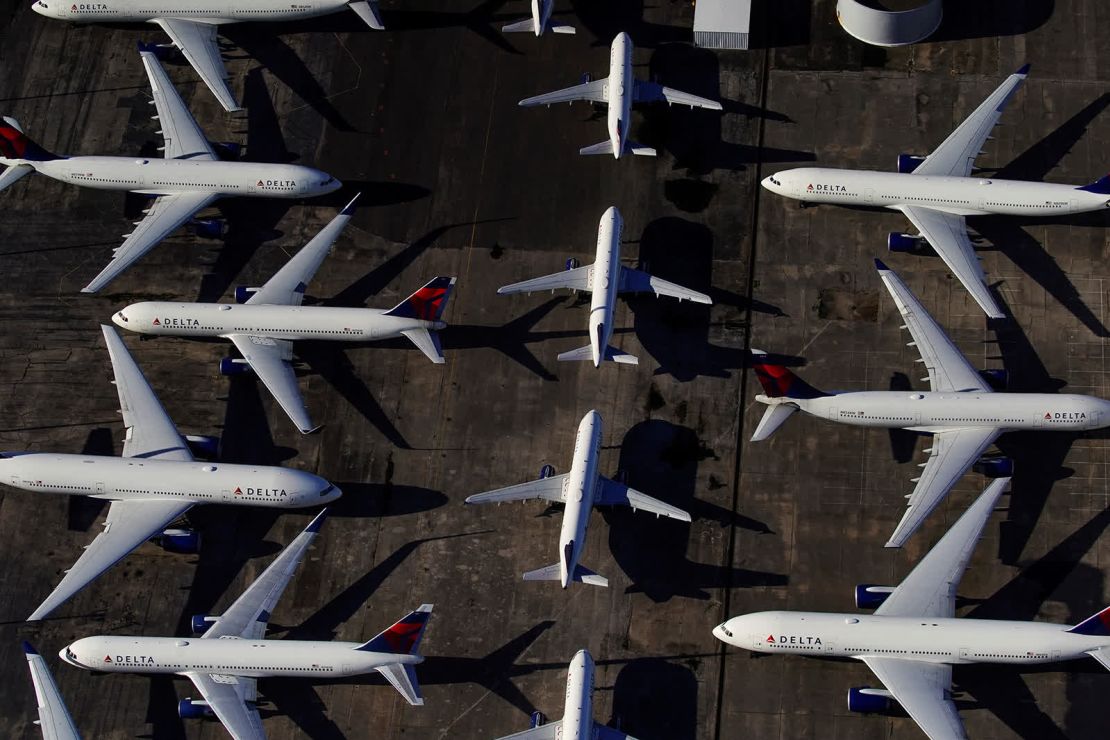 Aviones de Delta Air Lines estacionados en Birmingham, Alabama, el 25 de marzo. Los viajes aéreos se han reducido drásticamente debido a la pandemia de coronavirus.