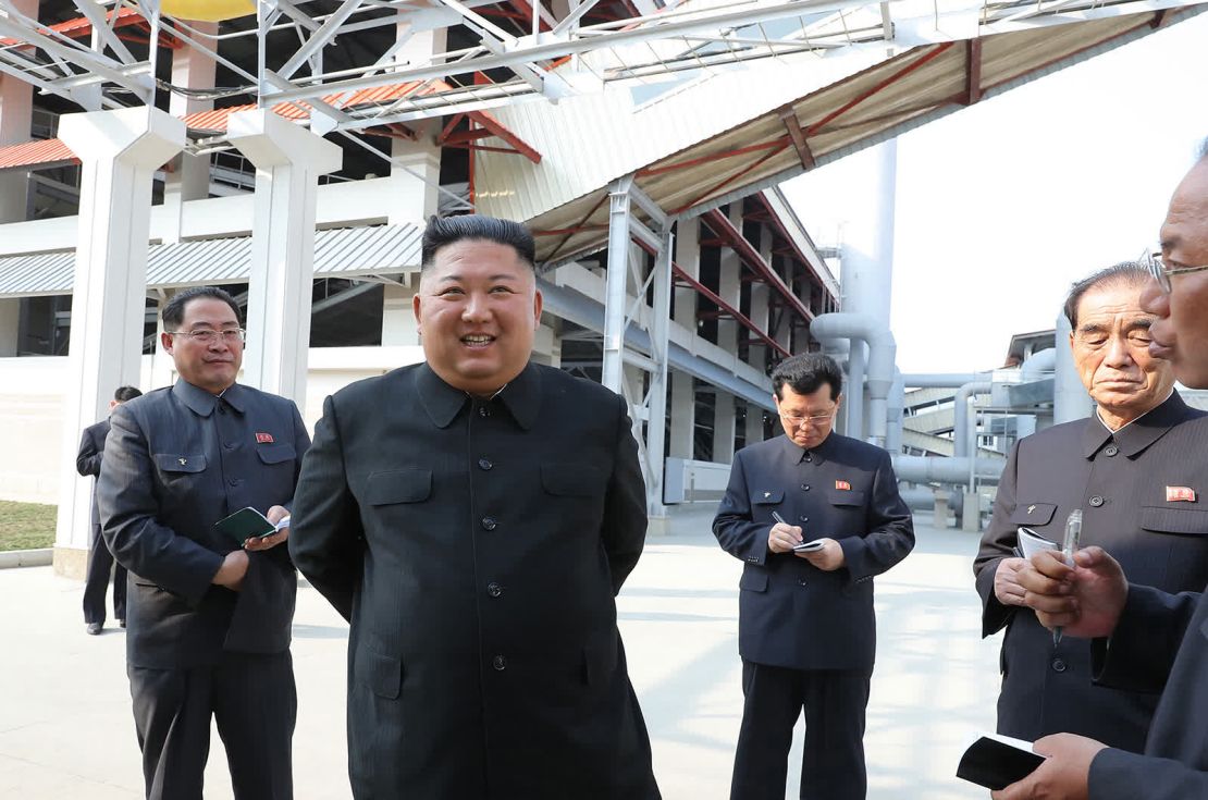 El líder norcoreano, Kim Jong Un, visita una fábrica de fertilizantes en Sunchon, Corea del Norte, en esta foto publicada por la agencia de noticias estatal del país el 2 de mayo. Después de que Kim se perdiera la celebración del cumpleaños de su abuelo el 15 de abril, Estados Unidos estaban monitoreando información de inteligencia que sugería que Kim estaba en grave peligro después de un procedimiento quirúrgico. Las ausencias de Kim de los medios oficiales del estado a menudo provocan especulaciones y rumores sobre su salud. La CNN no puede verificar independientemente los informes de la agencia estatal de Corea del Norte, la autenticidad de la fotografía o la fecha en que fue tomada (Agencia Central de Noticias de Corea del Norte/EPA-EFE/Shutterstock).