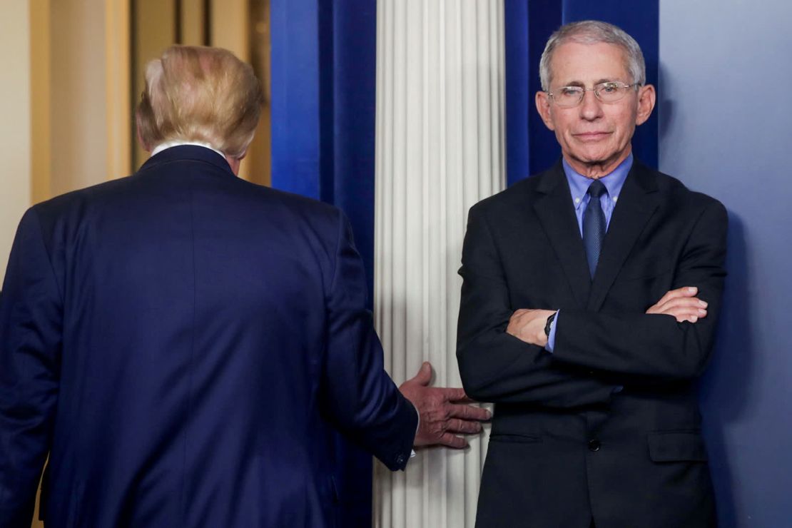 El presidente de Estados Unidos, Donald Trump, pasa junto al Dr. Anthony Fauci, director del Instituto Nacional de Alergias y Enfermedades Infecciosas, después de una sesión informativa sobre coronavirus en la Casa Blanca el 26 de marzo. Fauci, un miembro clave del grupo de trabajo de coronavirus del gobierno, no es ajeno a liderar la respuesta federal a emergencias sanitarias nacionales. Ha servido bajo seis presidentes de Estados Unidos, comenzando con Ronald Reagan.