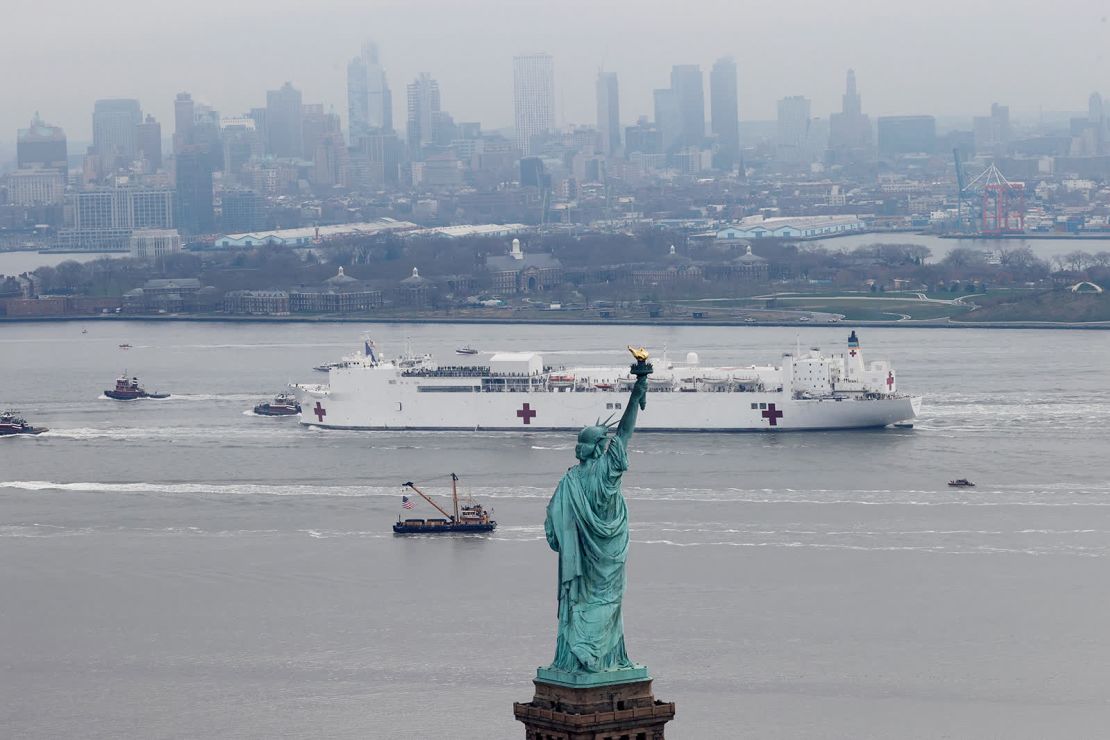 El USNS Comfort, un buque hospital de la Armada, llega a Nueva York el 30 de marzo. Otro buque hospital fue a Los Ángeles. Los barcos se desplegaron para aliviar la presión en las instalaciones médicas que se vieron afectadas por la pandemia de coronavirus.