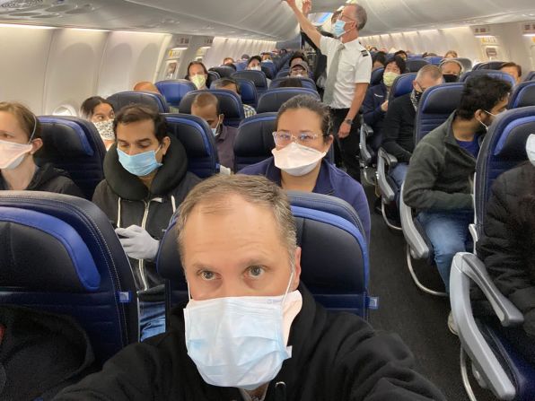 9 de mayo - El Dr. Ethan Weiss, un cardiólogo de San Francisco, tuiteó esta foto de su vuelo a casa desde Nueva York . La foto parecía mostrar a docenas de pasajeros con mascarillas sentados uno al lado del otro sin espacio entre ellos. "Esta es la última vez que voy a volar de nuevo por un tiempo muy largo", escribió en un hilo de Twitter, añadiendo que muchos de los pasajeros en el vuelo estaban "asustados/sorprendidos". Weiss dijo que formaba parte de un grupo de 25 médicos y enfermeras que habían estado trabajando en los hospitales de Nueva York durante las últimas dos a cuatro semanas. United Airlines los había llevado a casa gratis.