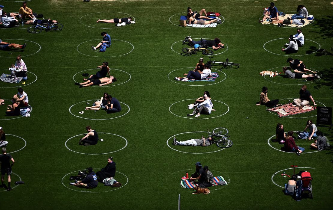 La gente visita el Domino Park en Nueva York el 17 de mayo. Los círculos pintados, separados a dos metros de distancia entre ellos, son para fomentar el distanciamiento físico (Johannes Eisele/AFP/Getty Images).